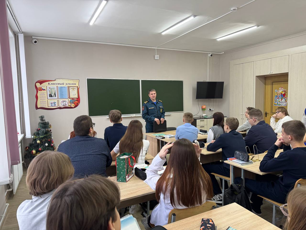 В Трубчевской СОШ №2 им. А. С. Пушкина прошли инструктажи и беседа о пожарной безопасности и безопасности на водных объектах