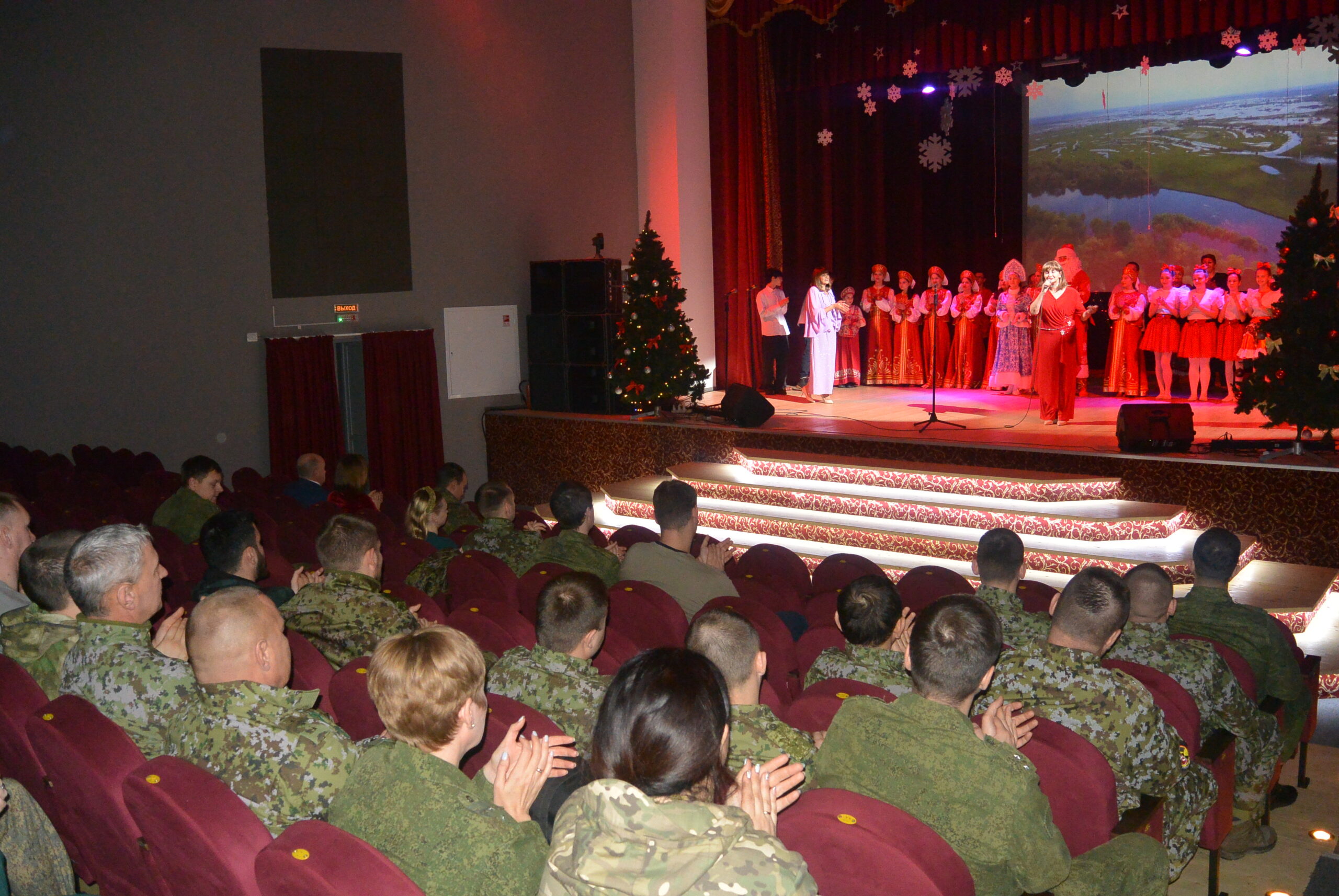 В Трубчевске прошел предновогодний концерт для участников СВО