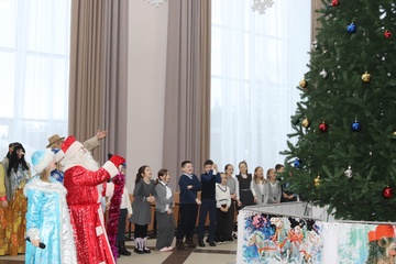 В Трубчевске прошел первый новогодний утренник для учеников городских школ