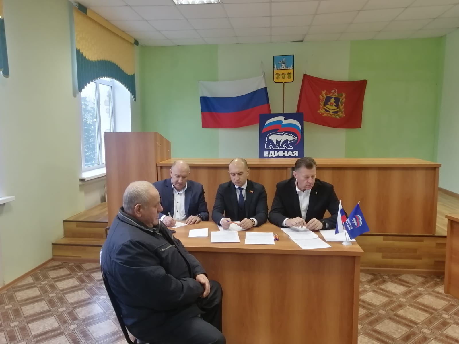 В общественной приемной трубчевских единороссов в честь 23-летия партии «Единая Россия» стартовала декада приема граждан