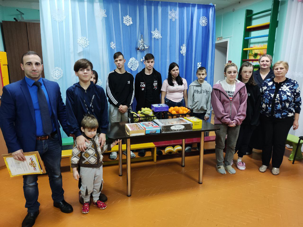 Депутат Трубчевского горсовета поздравил детей районного Центра социальной помощи семье и детям