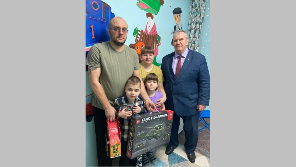 Губернатор Брянщины Александр Богомаз в рамках акции «Елка желаний» исполнил желание 8-летнего Степана