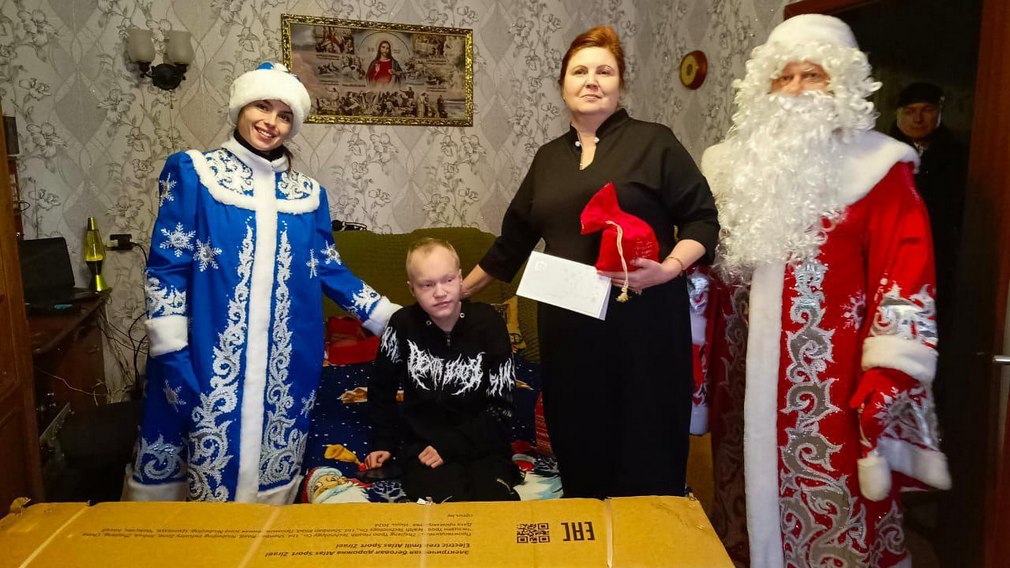 Глава Брянщины Александр Богомаз передал новогодний подарок мальчику Валере — участнику «Елки желаний»