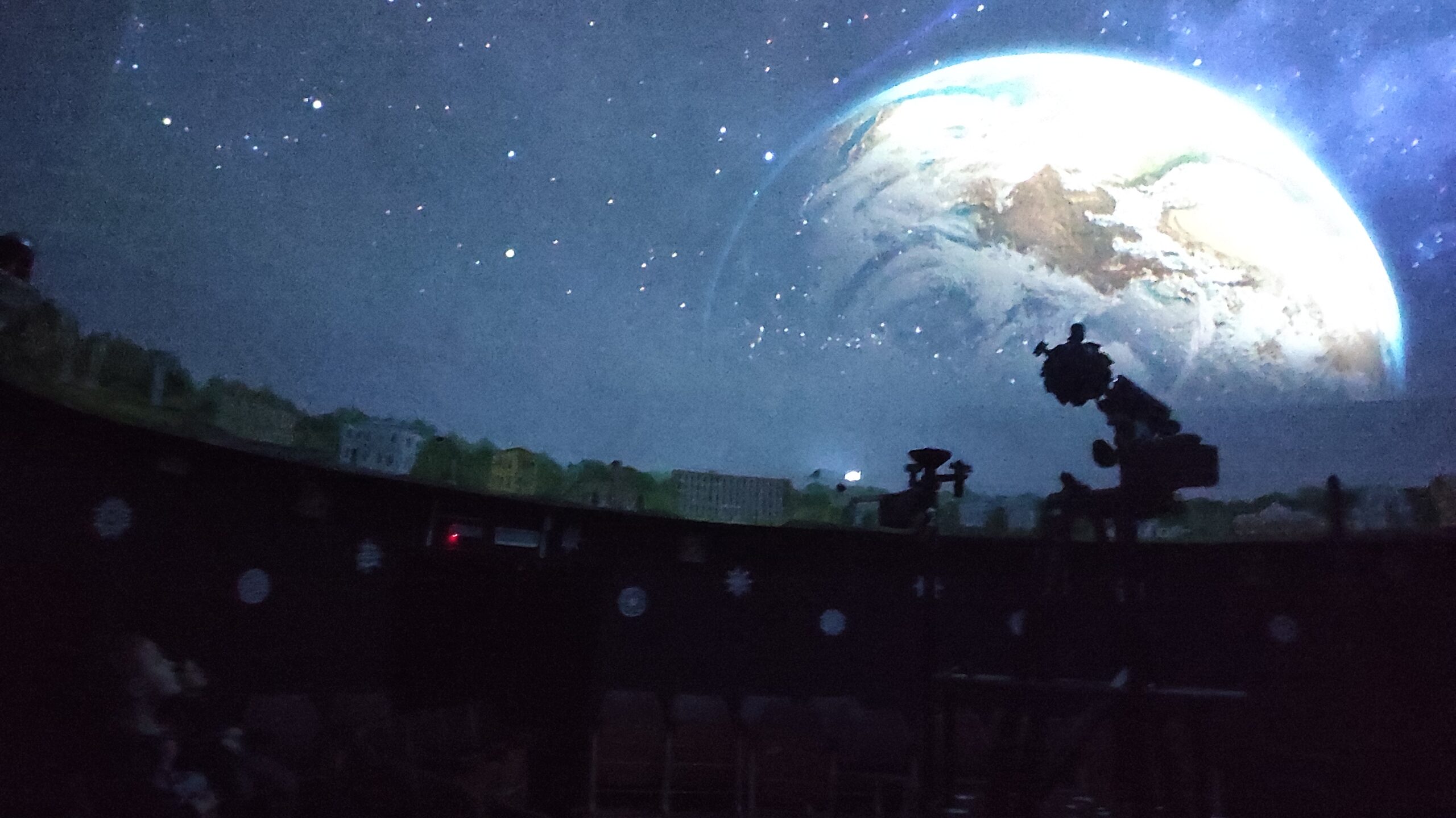 Двери Трубчевского планетария и музея открыты для гостей в новогодние праздники