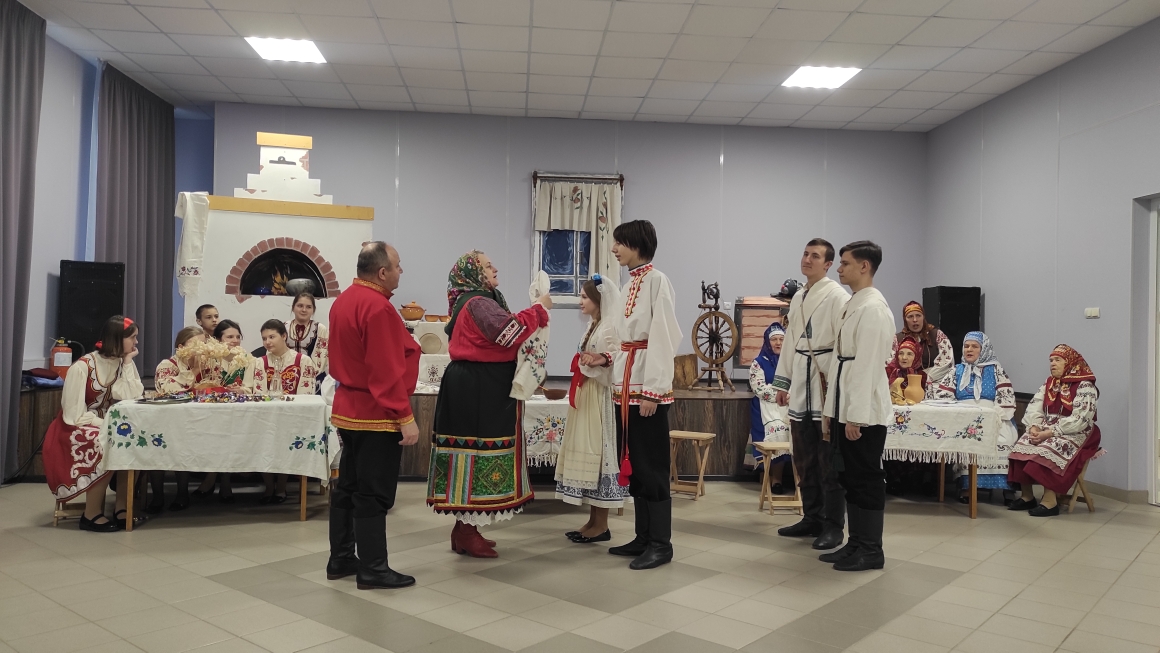 В Трубчевске «сыграли свадьбу» на основе реконструированного свадебного обряда