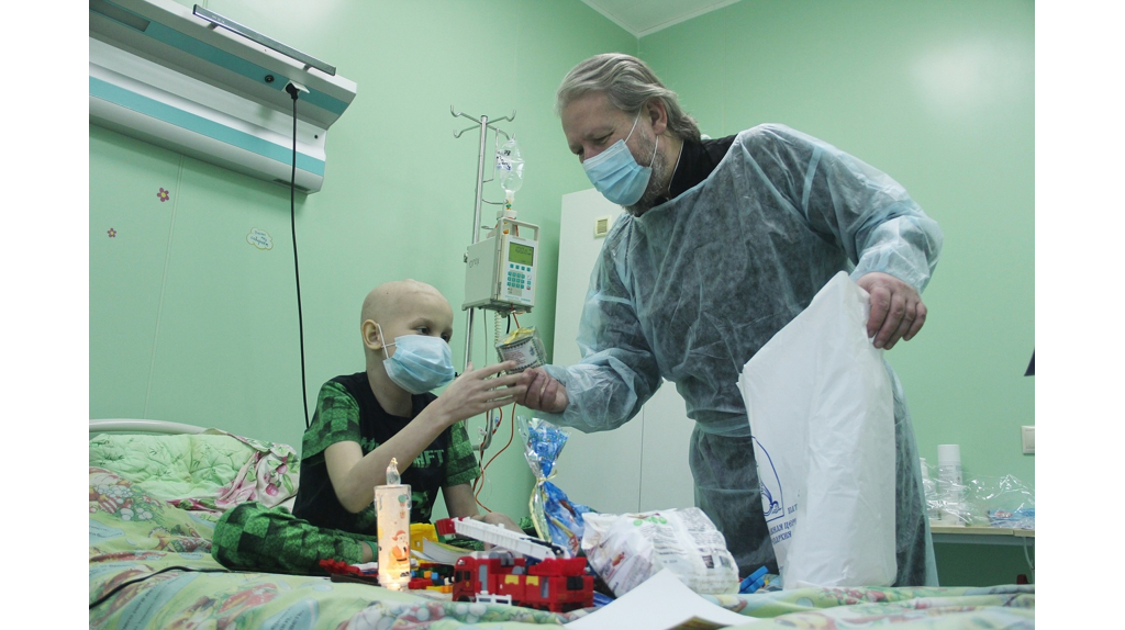 В Брянске тяжело больных детей поздравили с Рождеством Христовым