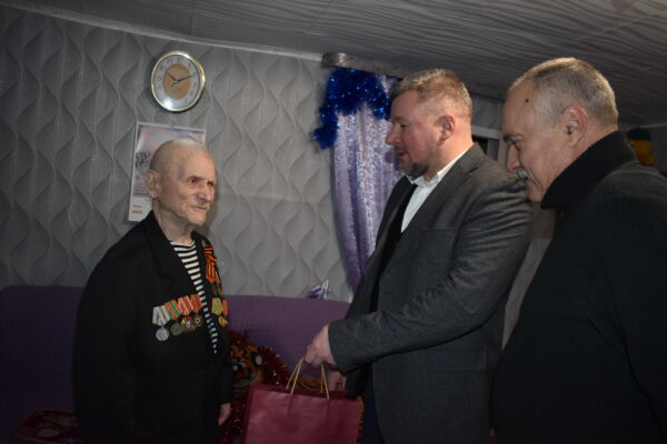 Ветеран войны из брянского Жирятино принимает поздравления с юбилеем