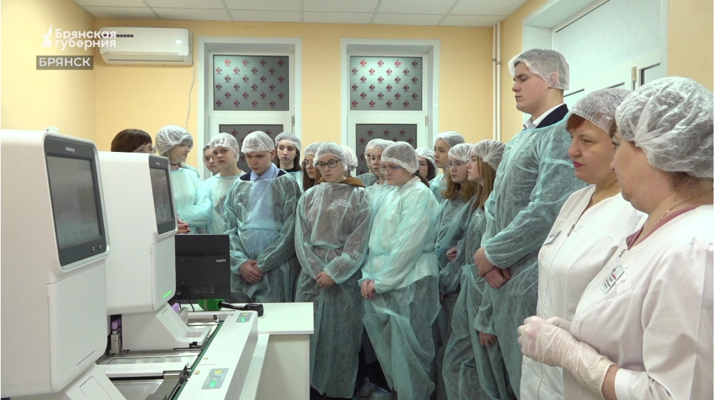 Брянская городская поликлиника №1 проводит профориентационные экскурсии для школьников