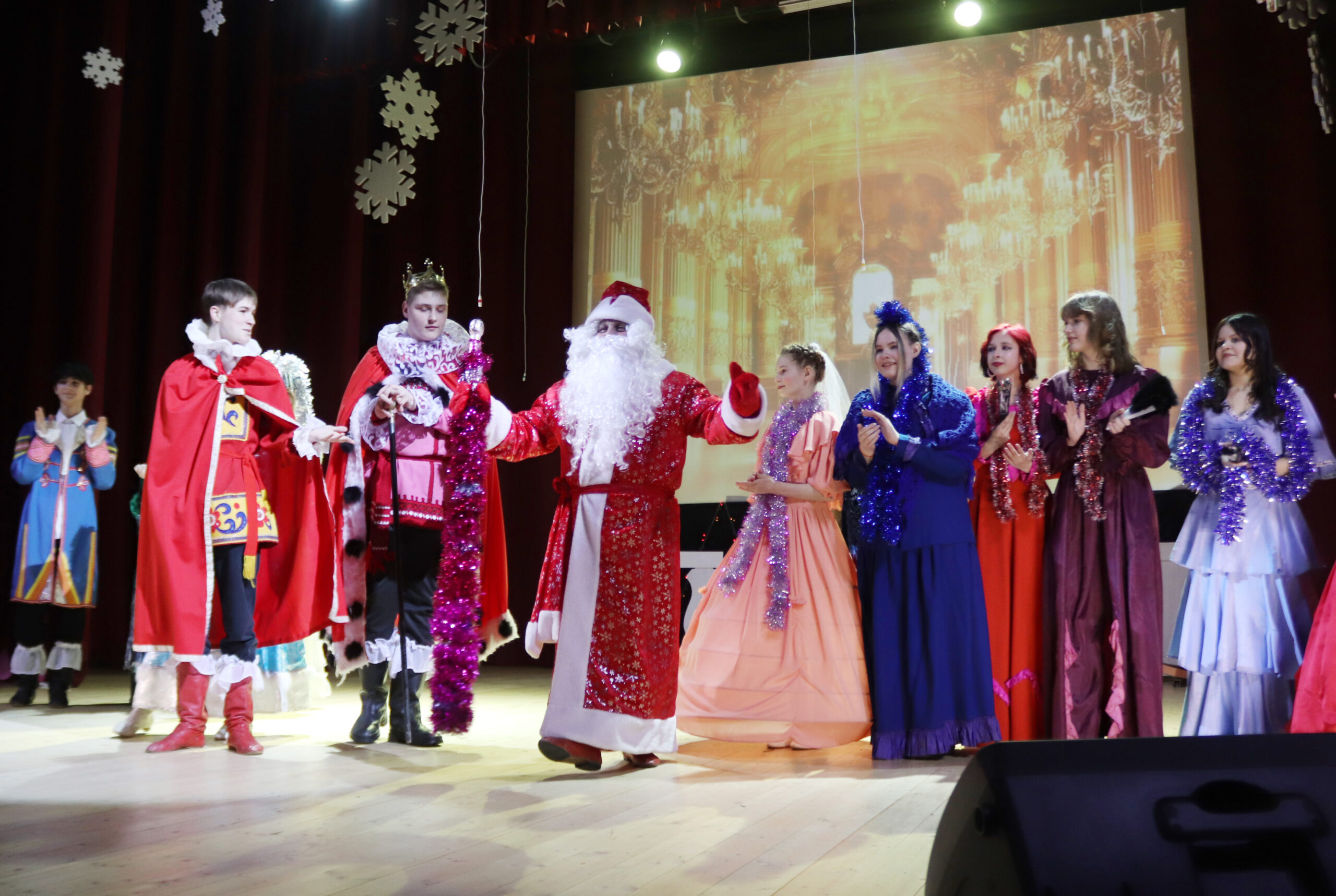 В Трубчевском РДК прошла новогодняя сказка «Как царь сына женил»