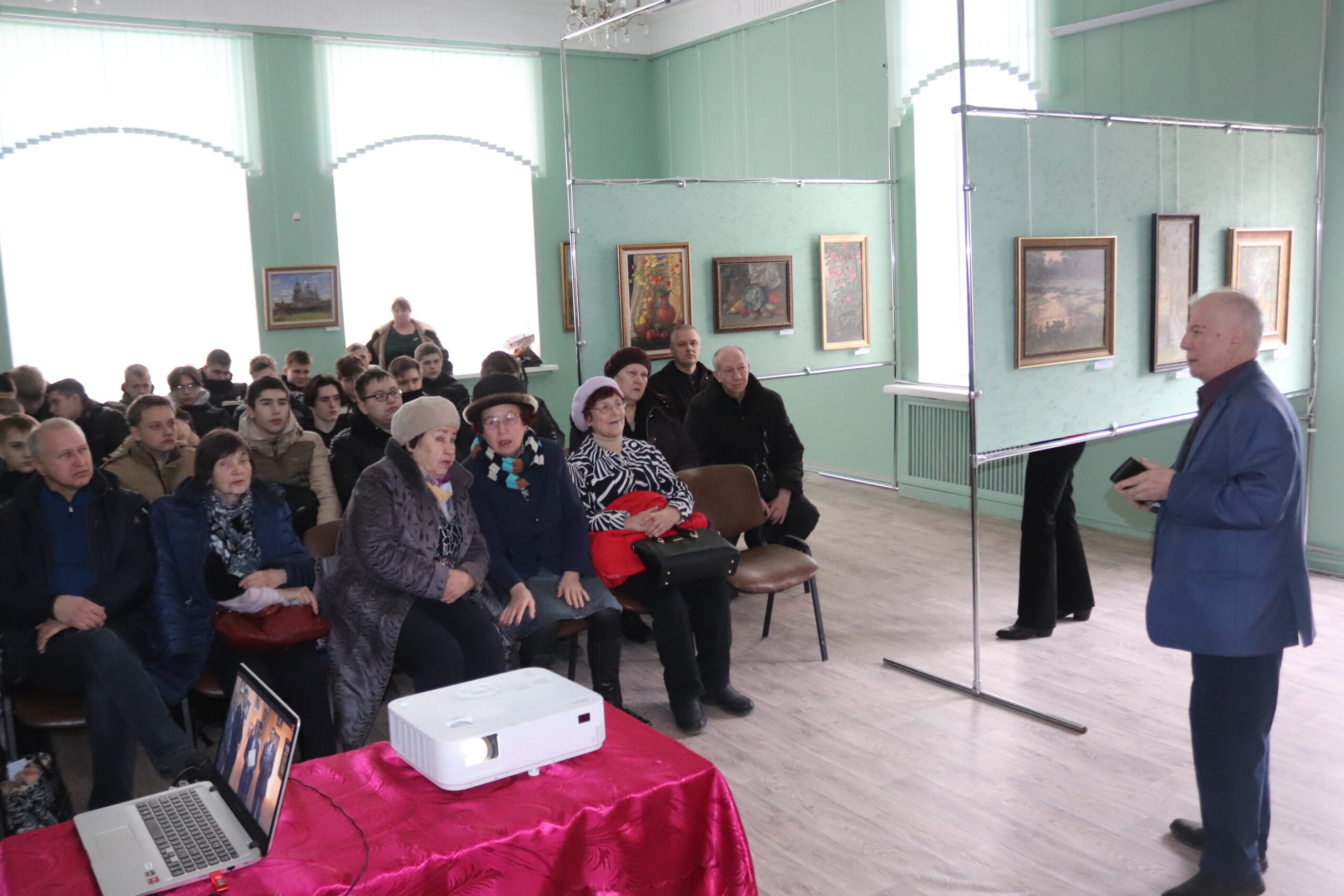 В Трубчевске прошла встреча с заслуженным художником России Михаилом Решетневым