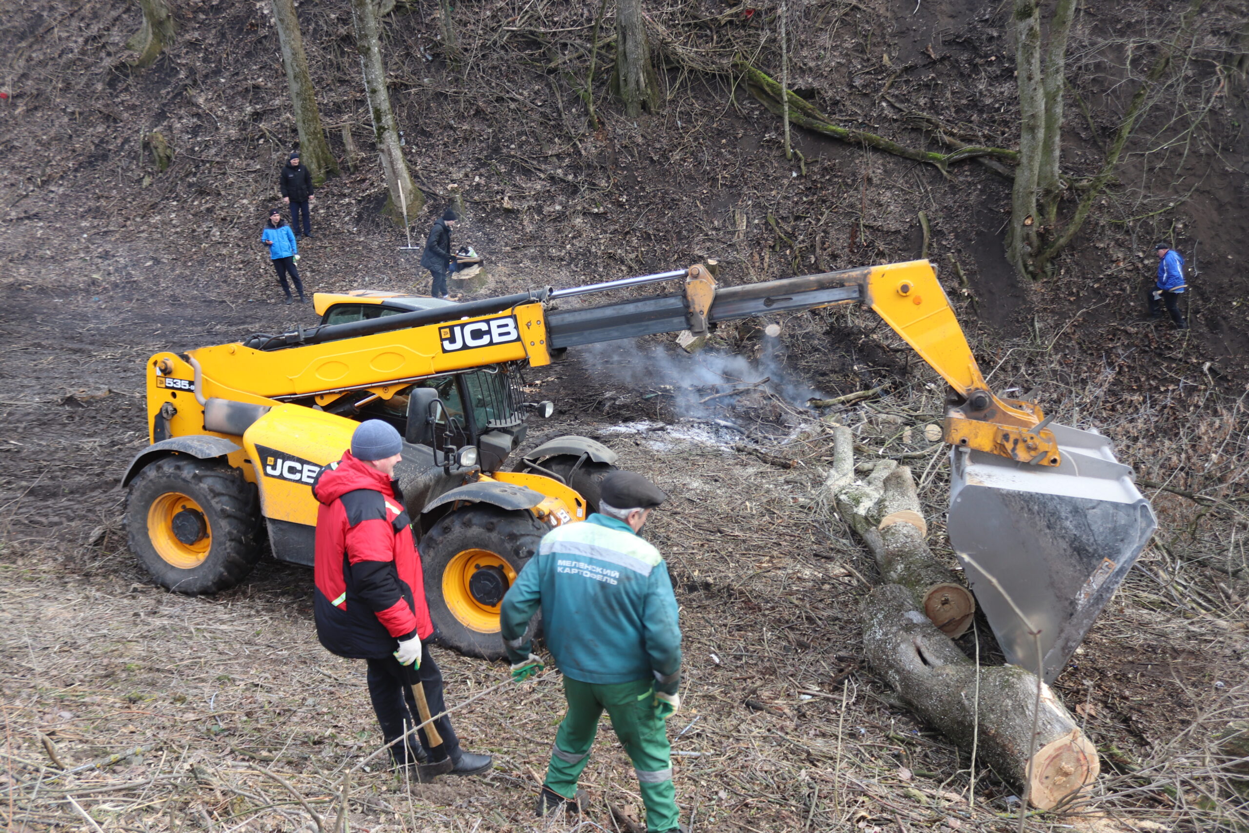 В Трубчевске продолжается акция по благоустройству городского парка им. М. Горького