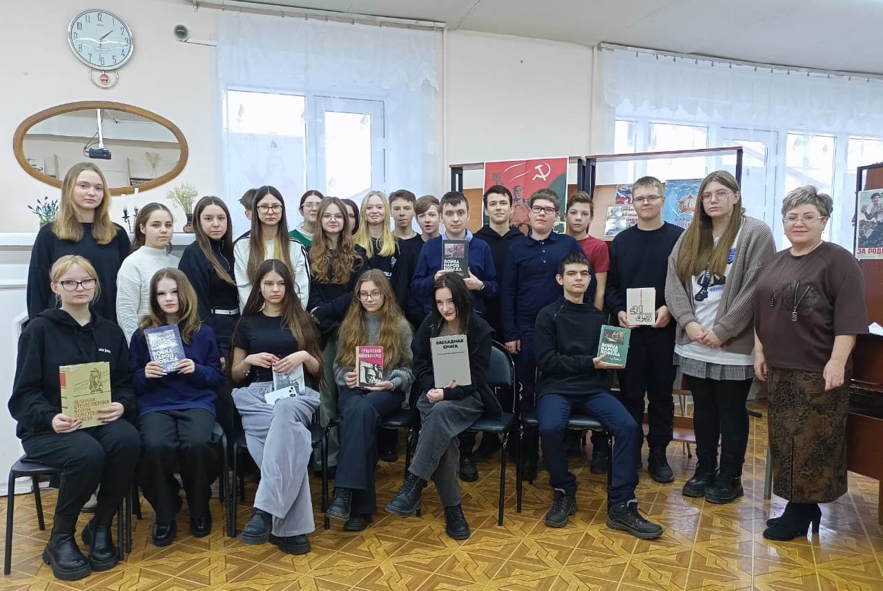 В Трубчевской библиотеке прошел Час памяти «Голос великого подвига»