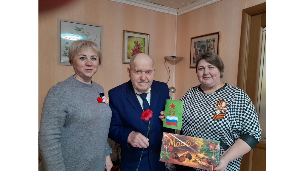 В Дубровке с Днем защитника Отечества поздравили ветерана Великой Отечественной войны