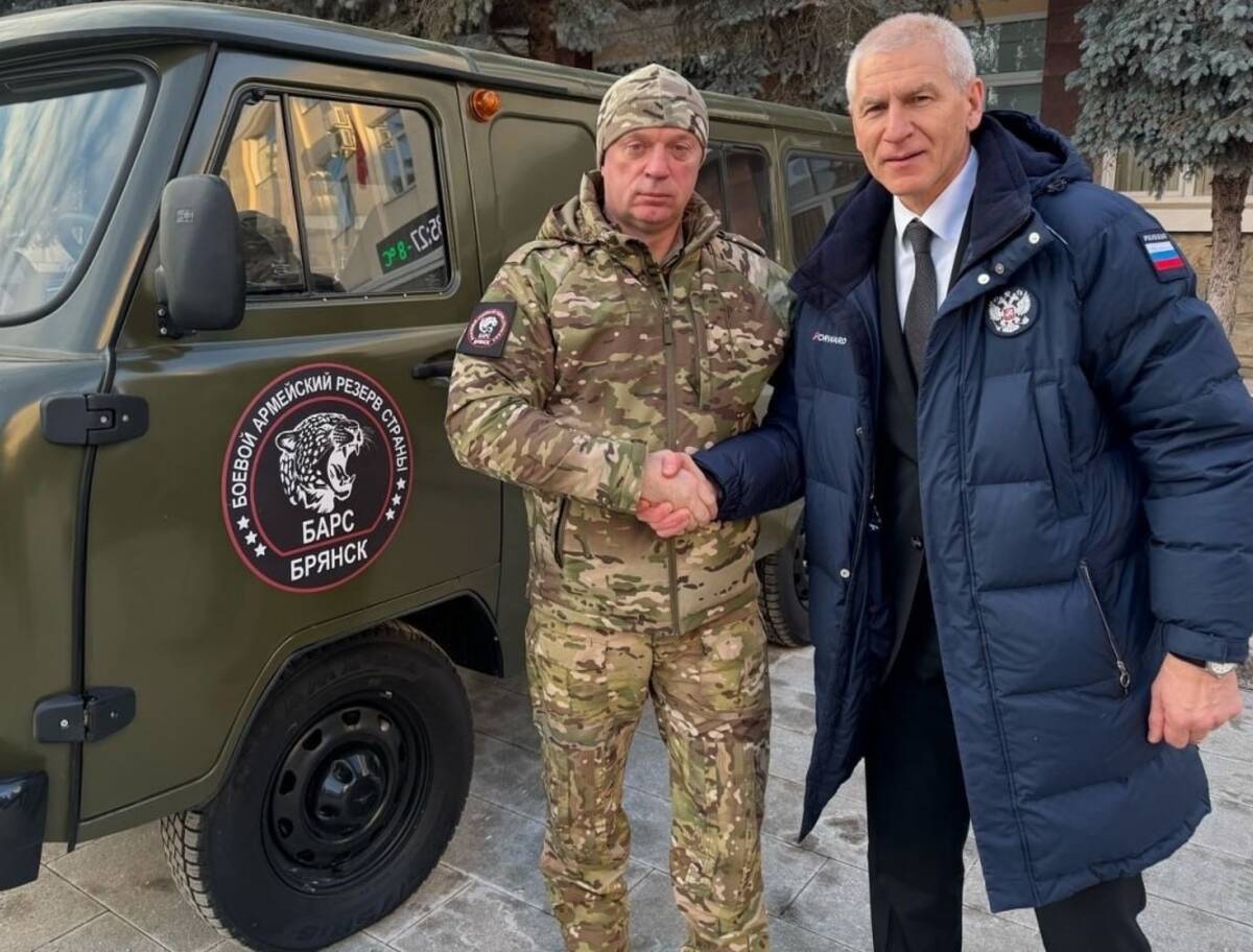 Депутат Госдумы РФ Матыцин вручил бойцам «БАРС-Брянск» ключи от нового автомобиля