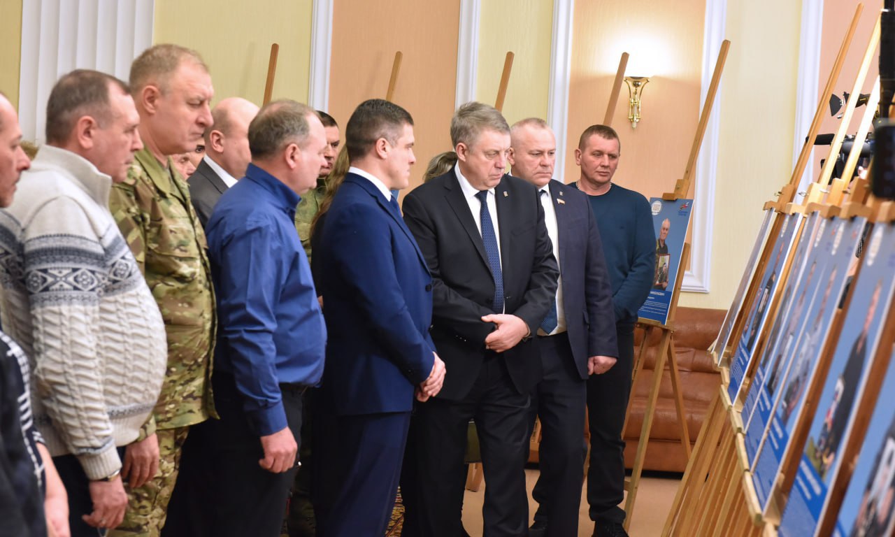 В Брянской облдуме состоялось открытие выставки «Отец Героя»