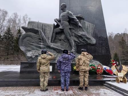 Брянские росгвардейцы почтили память воинов-водителей