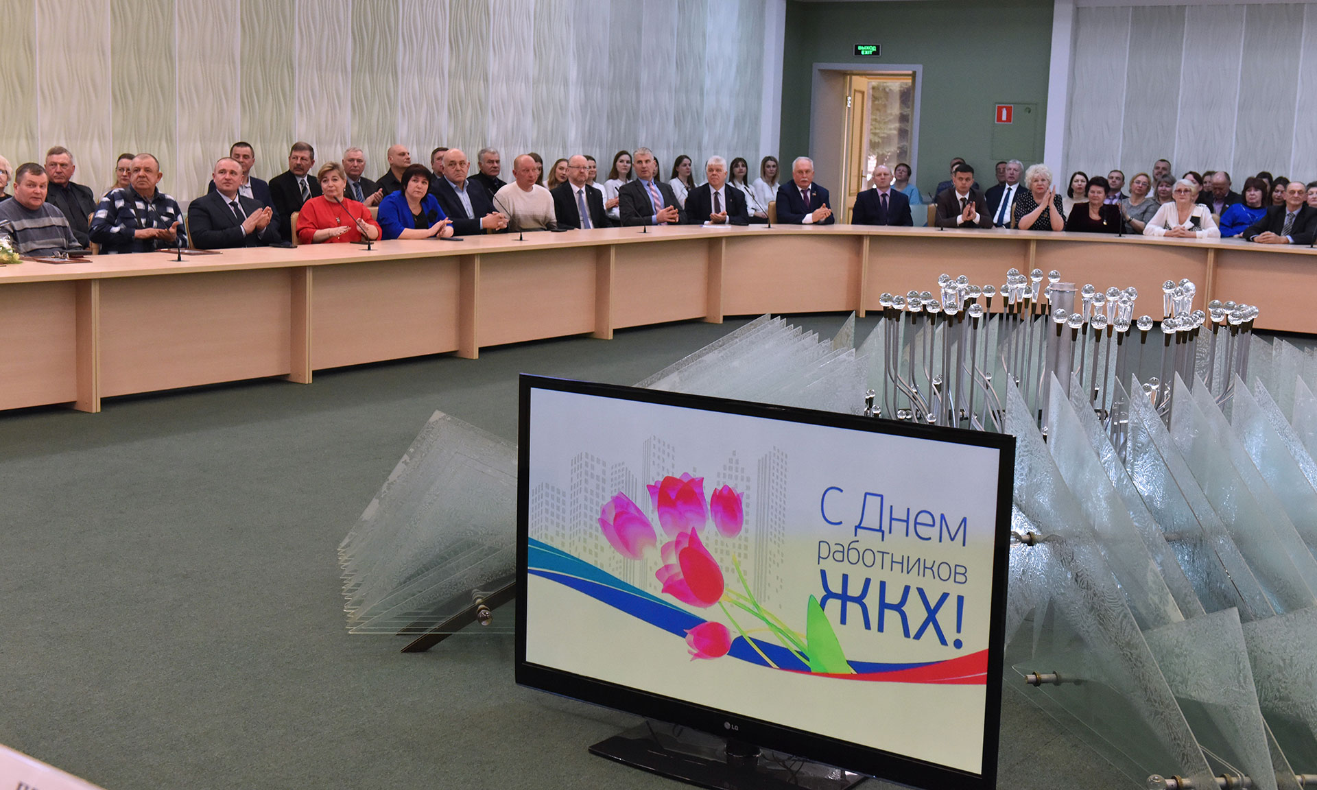 В Брянске чествовали работников бытового обслуживания населения и ЖКХ