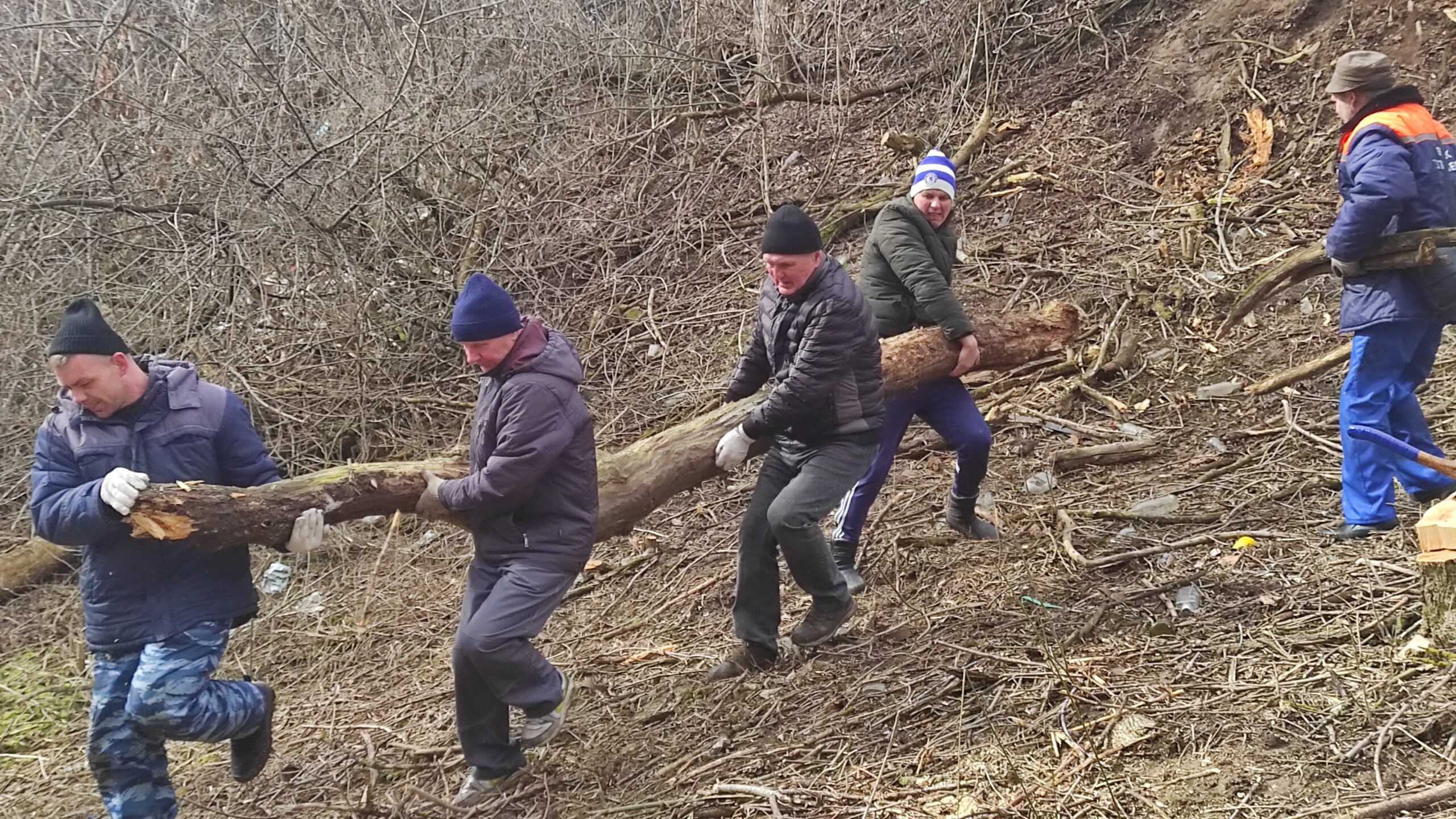В Трубчевском парке продолжают благоустраивать спуск к реке