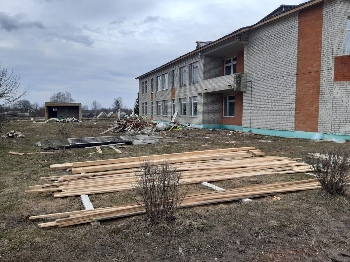 В Погарском районе Брянщины продолжается капремонт школы