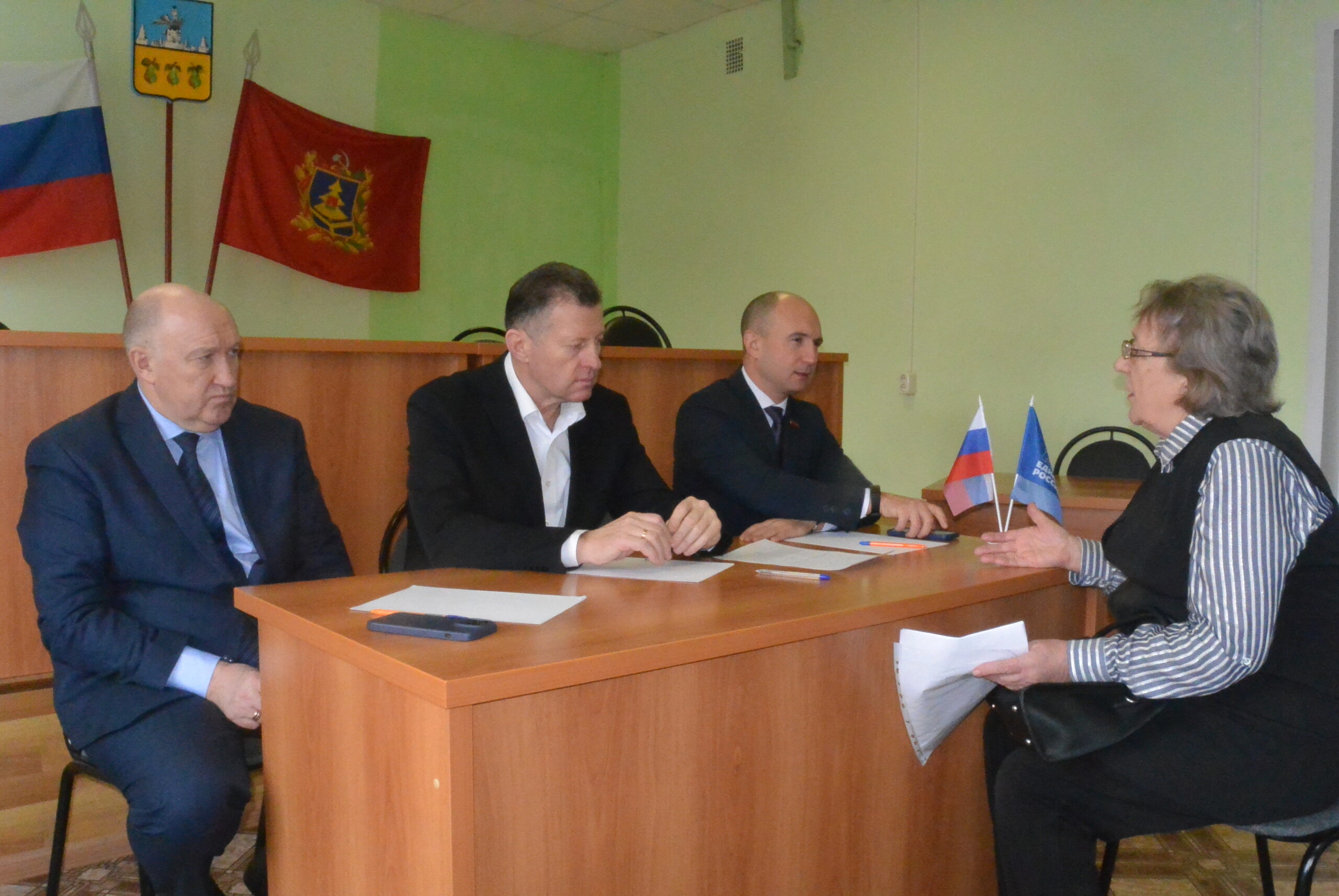 Прием жителей Трубчевского района провел депутат Брянской облдумы Андрей Пикатов