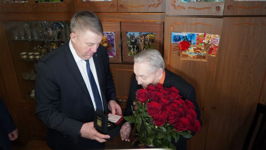 Глава Брянщины вручил медаль к 80-летию Победы ветерану Михаилу Заболотскому