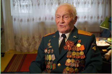 Брянский губернатор вручил медаль к 80-летию Победы ветерану Н. С. Редикульцеву