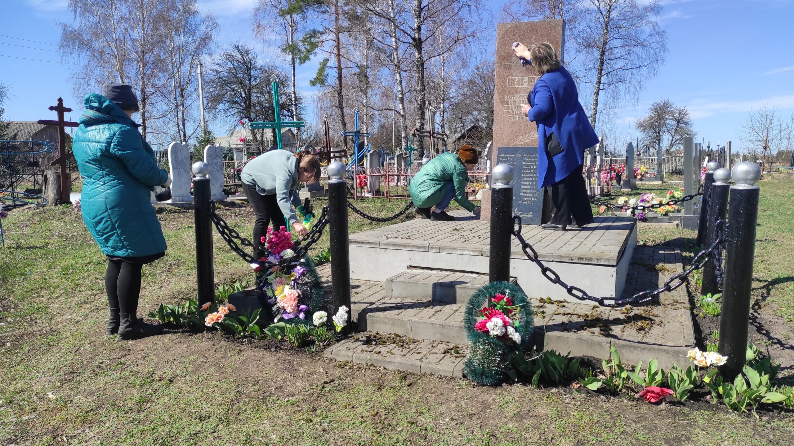 В Трубчевском районе идет работа по благоустройству к 80-летию Победы памятников и мемориалов