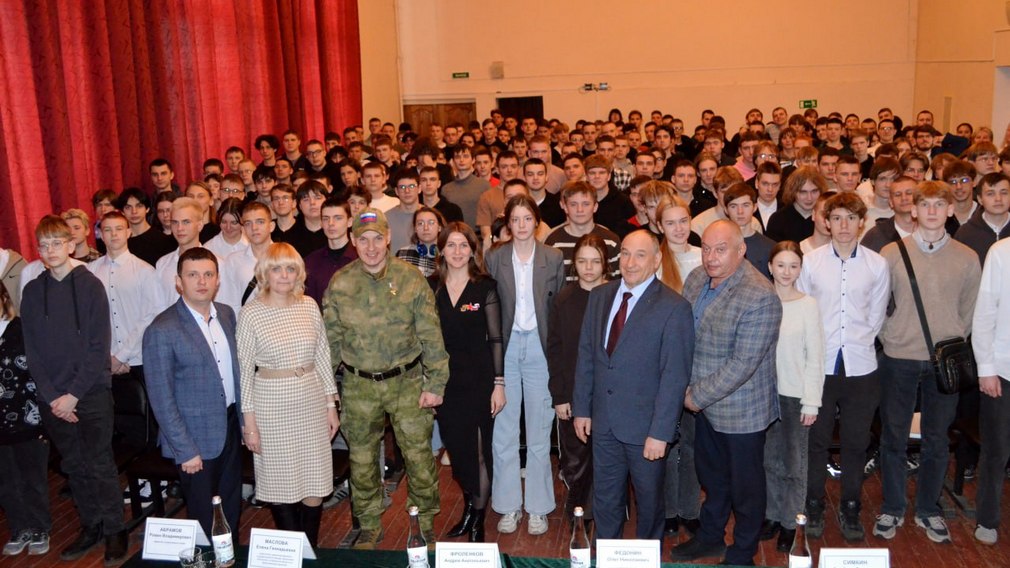 Студенты политехнического колледжа БГТУ встретились с Героем РФ Андреем Фроленковым