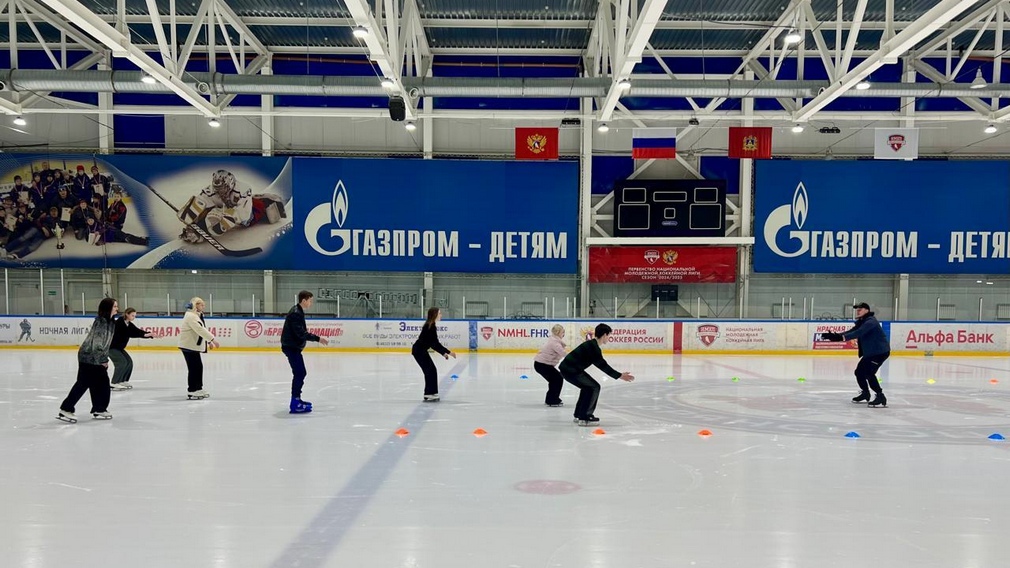 В спорткомплексе «Брянск» для детей бойцов СВО провели мастер-класс по фигурному катанию