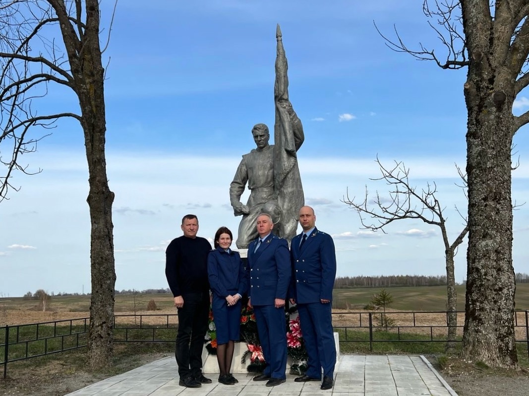 Сотрудники Трубчевской прокуратуры привели в  порядок братскую могилу