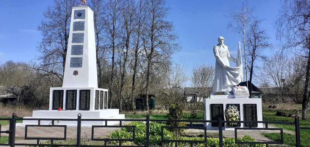 Коллектив Сагутьевской школы Трубчевского района к 80-летию Победы провел ремонт четырех военных памятников