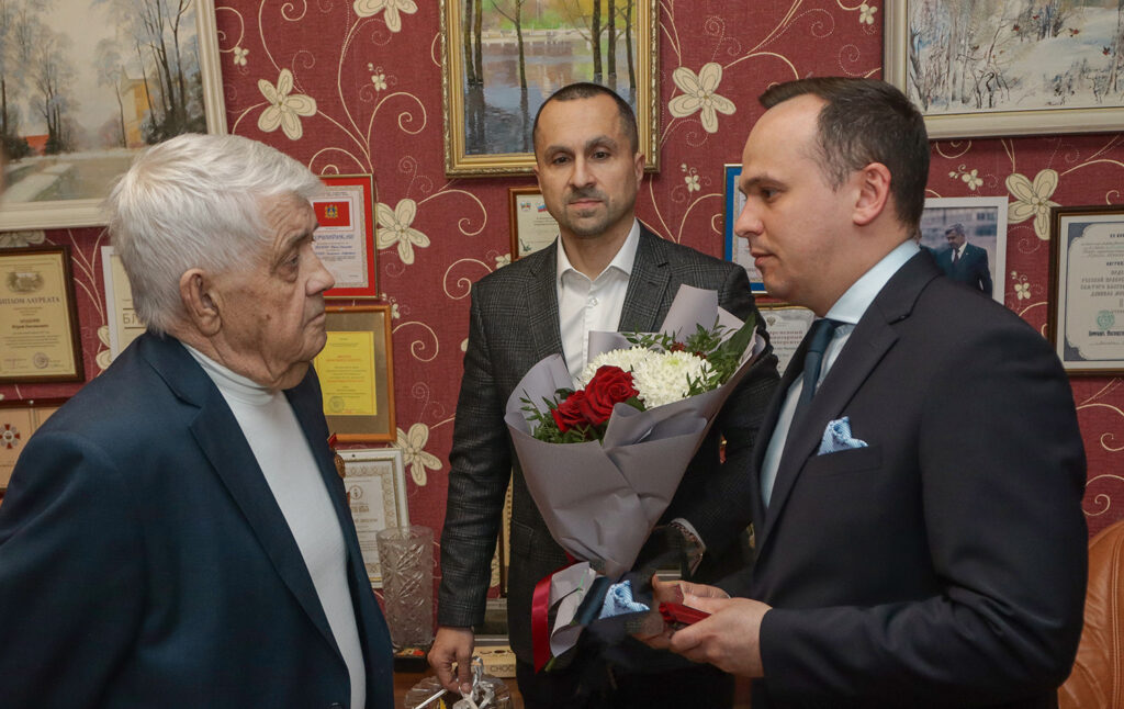 В Брянске медаль к 80-летию Победы вручили Юрию Лодкину