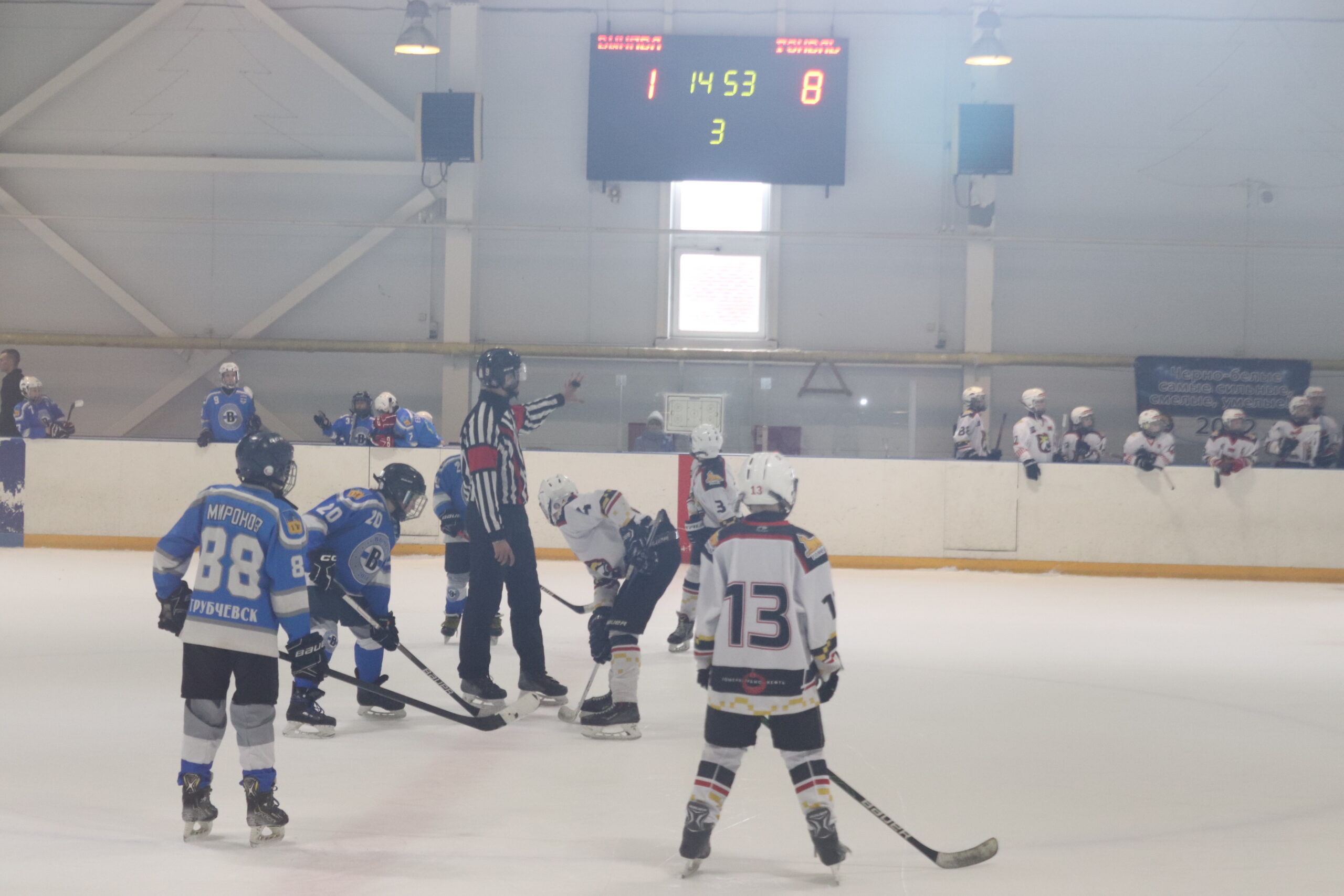 В Трубчевске прошли две игры на кубок губернатора по хоккею