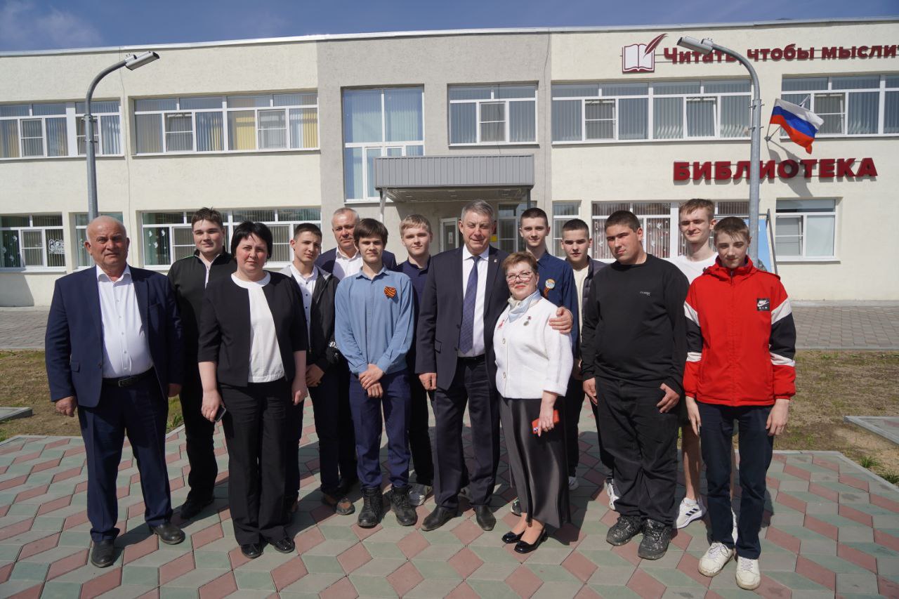 Брянский губернатор Александр Богомаз побывал в Суражской библиотеке