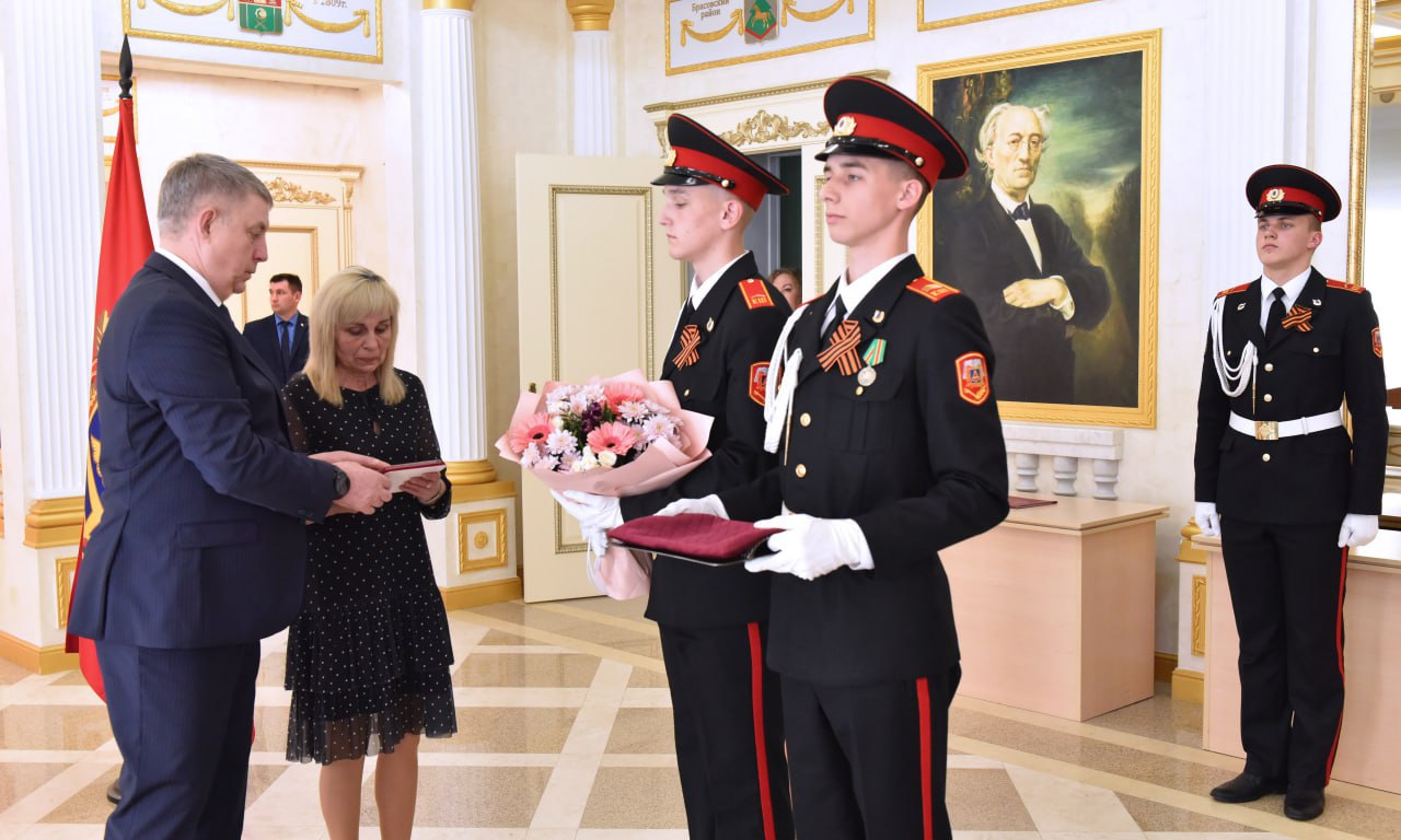 Губернатор Брянской области Александр Богомаз передал орден Мужества родным героя СВО, отдавшего свою жизнь за Родину