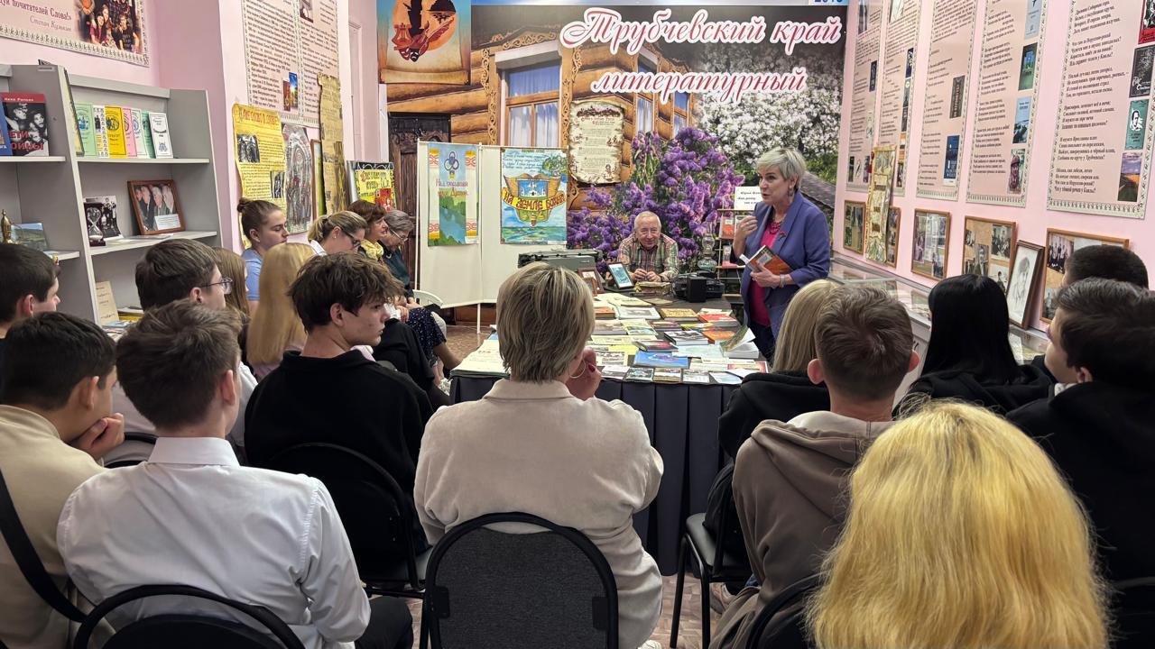 В Трубчевской центральной библиотеке прошла  встреча с брянским писателем и журналистом Юрием Фаевым