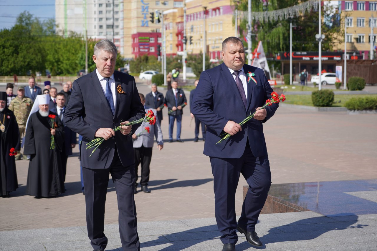Губернатор Александр Богомаз возложил цветы к стеле Воинской славы в Брянске