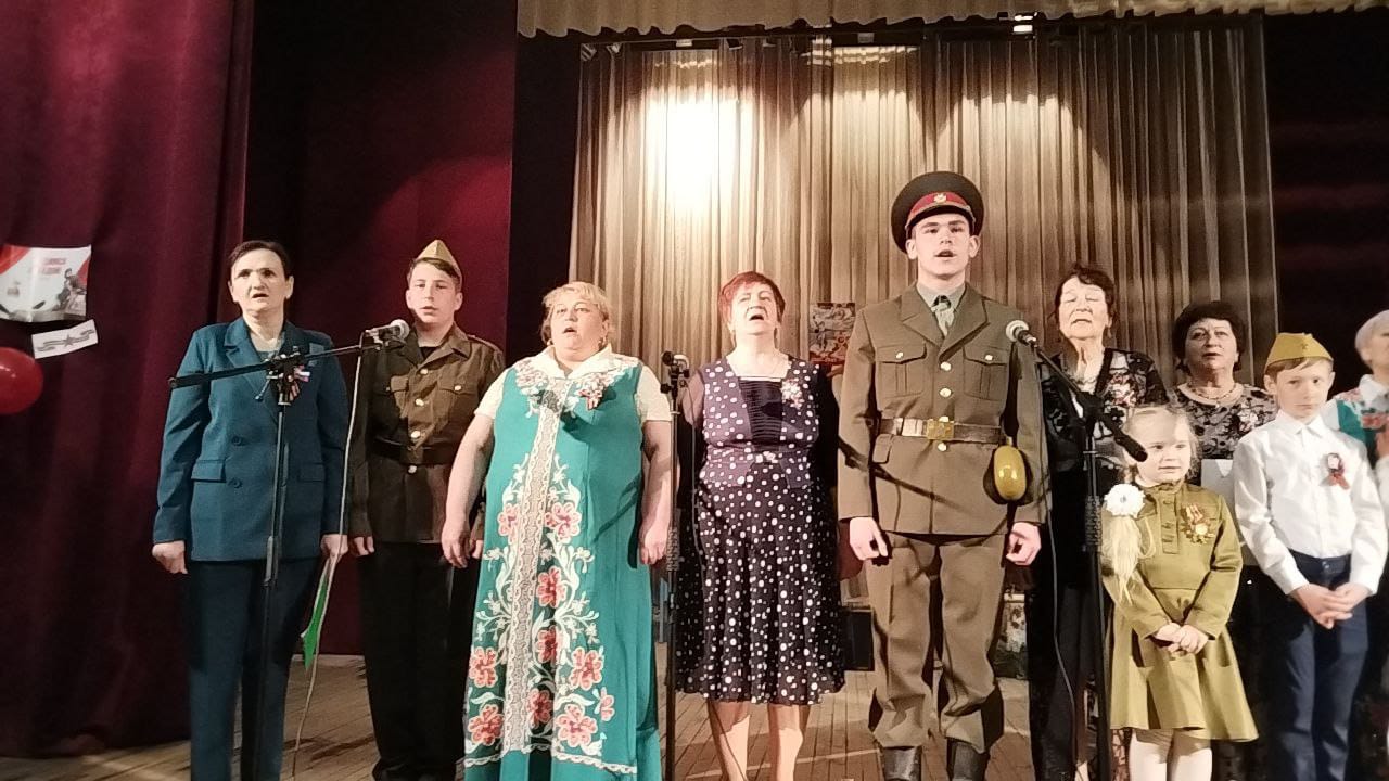 В трубчевском Усохе прошел праздничный концерт в честь 80-летия Победы