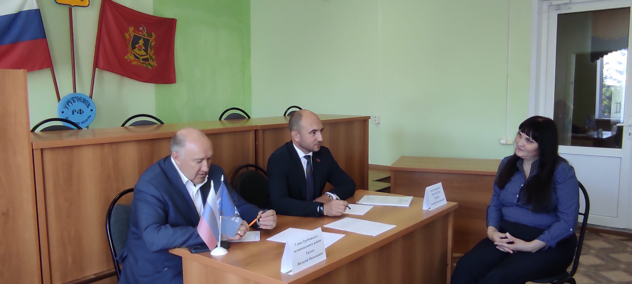 Прием жителей Трубчевского района провел депутат Брянской облдумы Андрей Пикатов