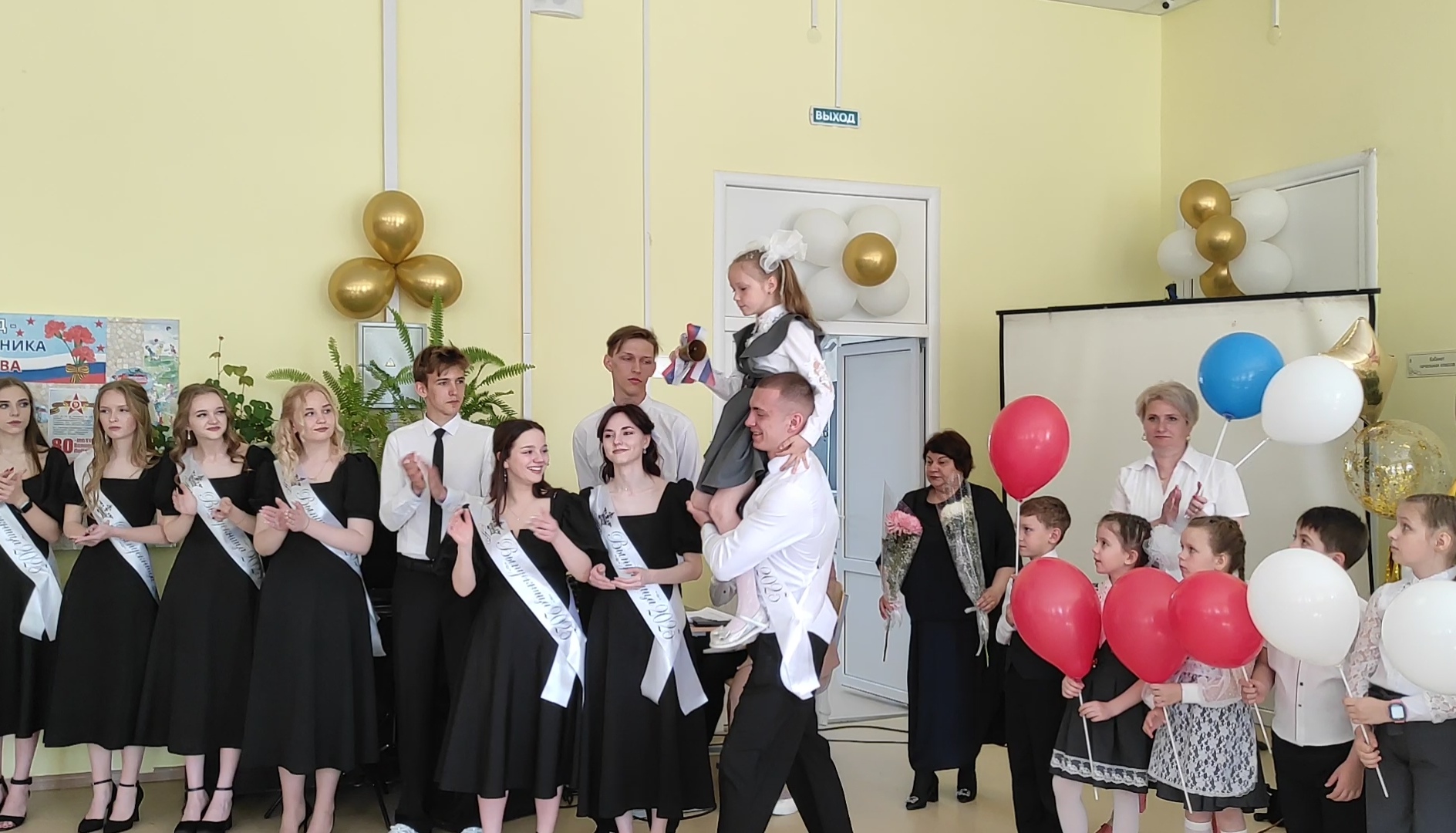 В трубчевских школах прошли линейки Последнего звонка