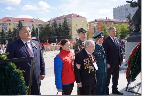 В Брянске на площади Партизан возложили цветы к Вечному огню