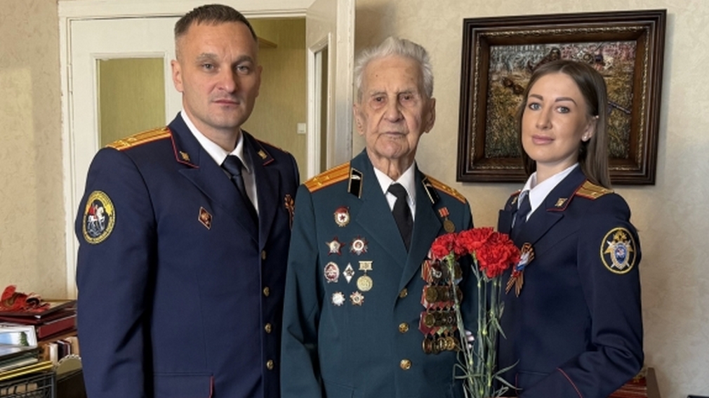 Брянские следователи навестили ветерана Великой Отечественной Бориса Шапошникова