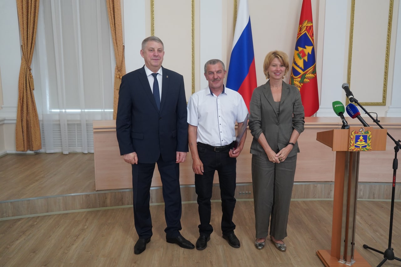 Трубчевский тракторист получил награду из рук Министра сельского хозяйства РФ Оксаны Лут