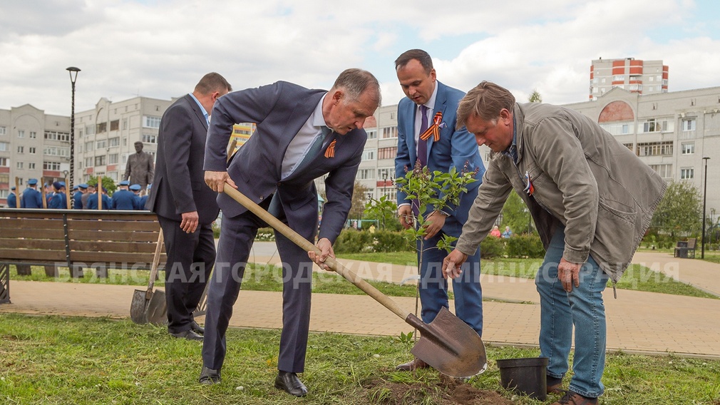В Брянске в рамках акции «Сирень Победы» высадили 33 куста