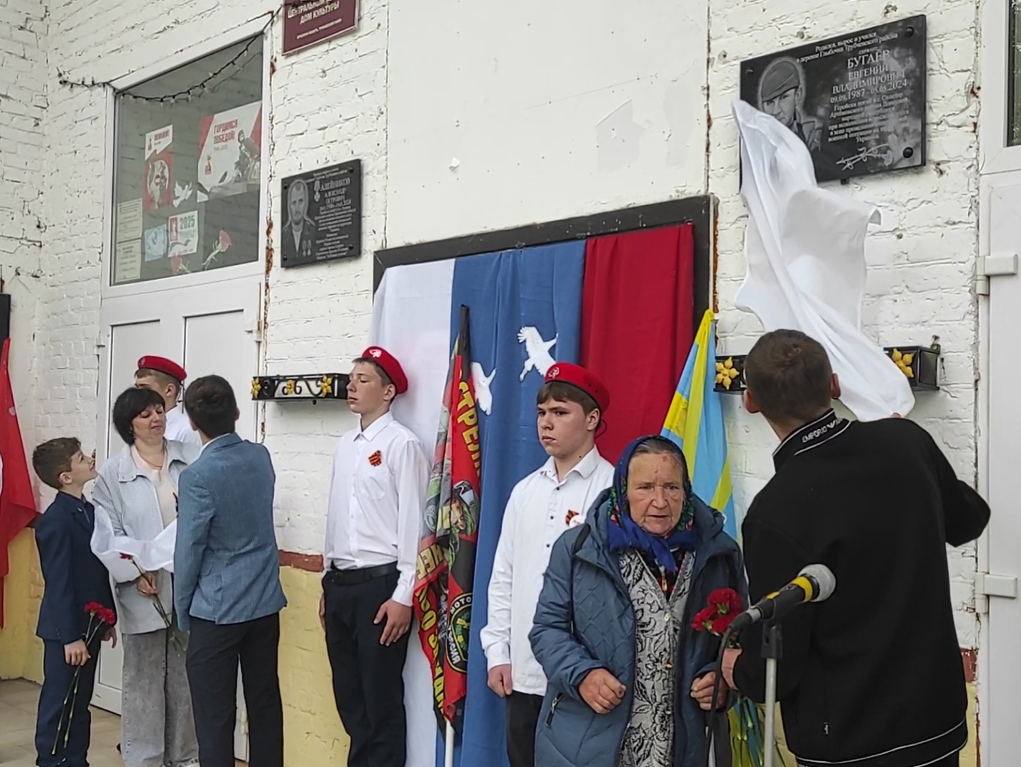 В трубчевской Глыбочке увековечили память земляков — героев СВО