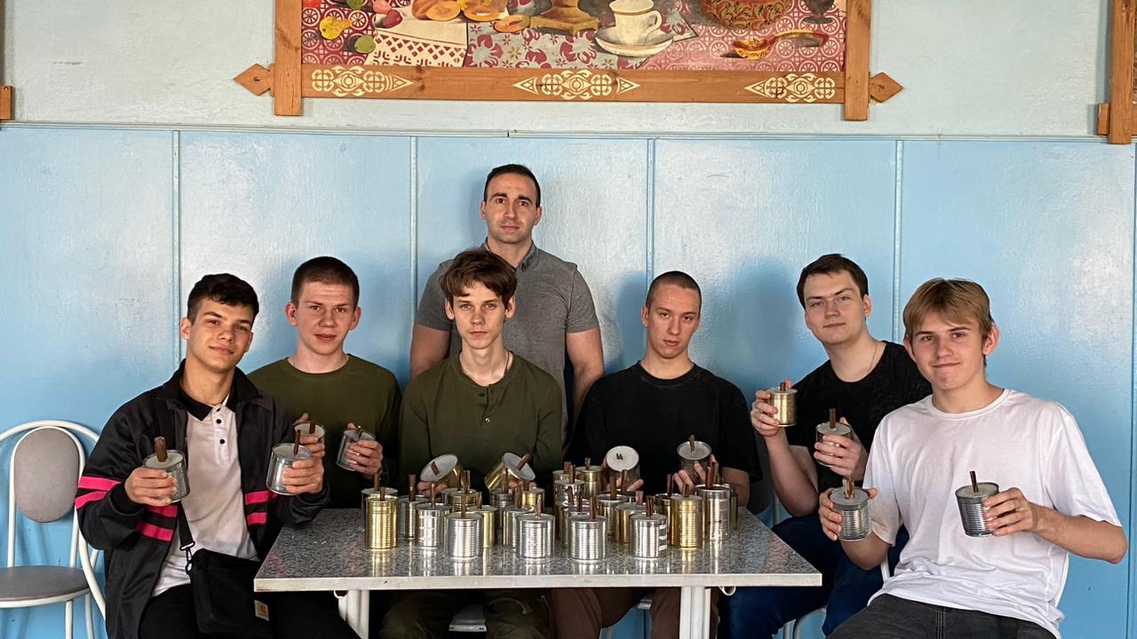 Студенты Трубчевского педколледжа мастерят свечи для бойцов СВО