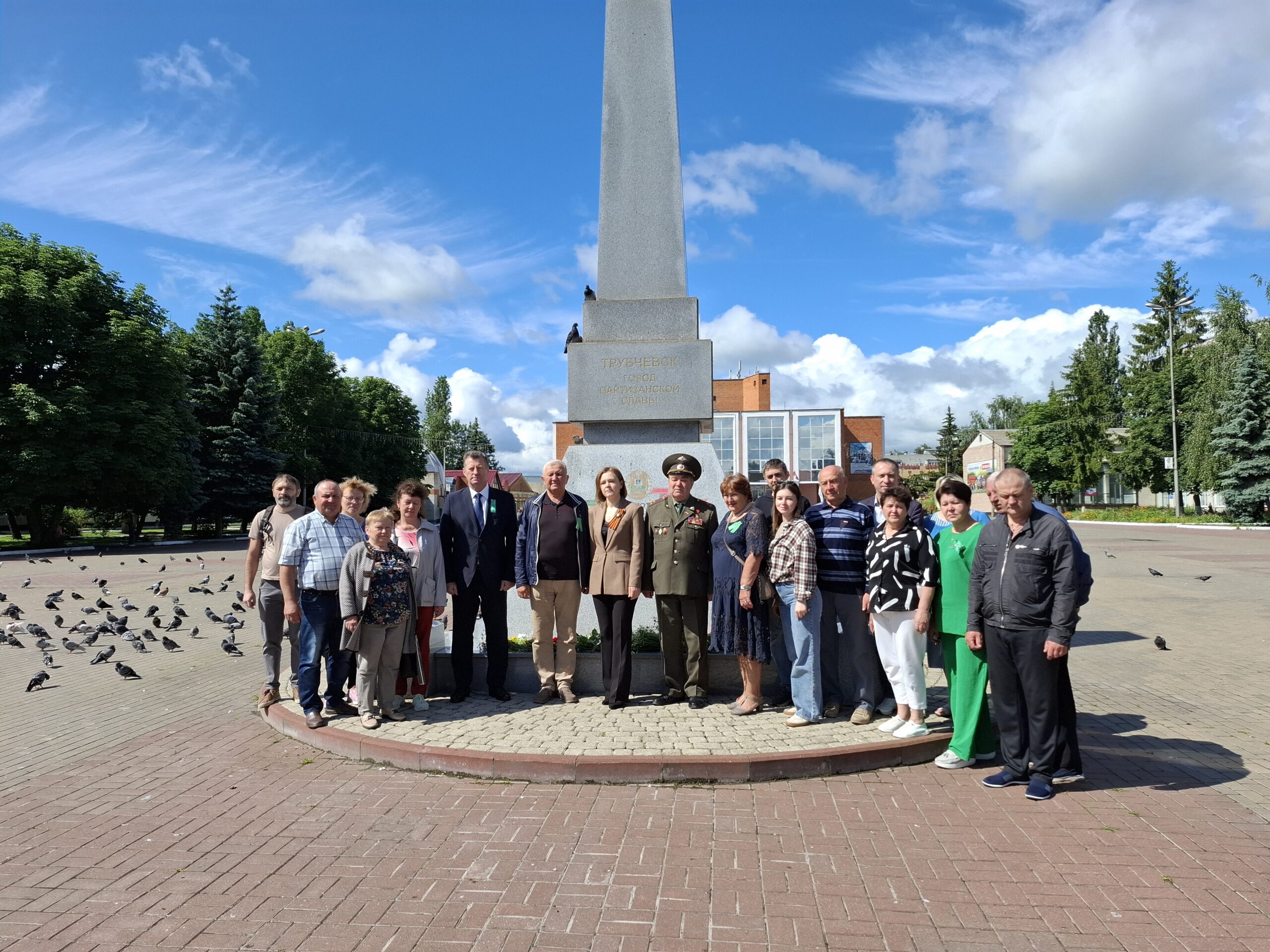 В Трубчевске прошла торжественная церемония возложения цветов в честь Дня партизан и подпольщиков