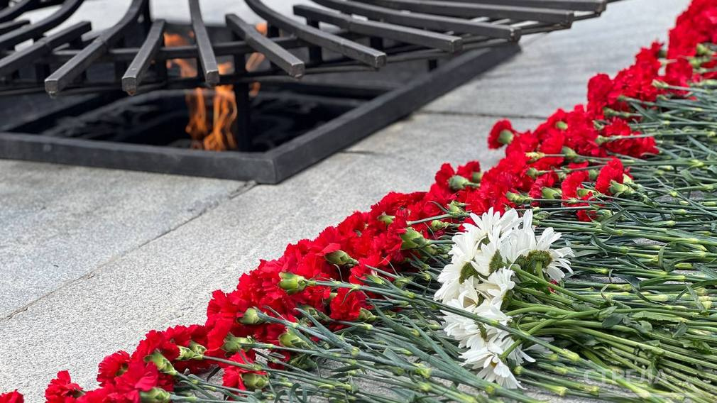 На брянской площади Партизан провели памятное мероприятие ко Дню памяти и скорби