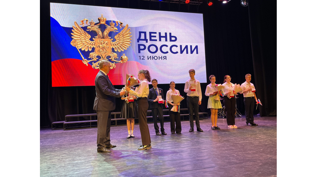 В День России губернатор Брянщины  вручил первые паспорта юным жителям региона