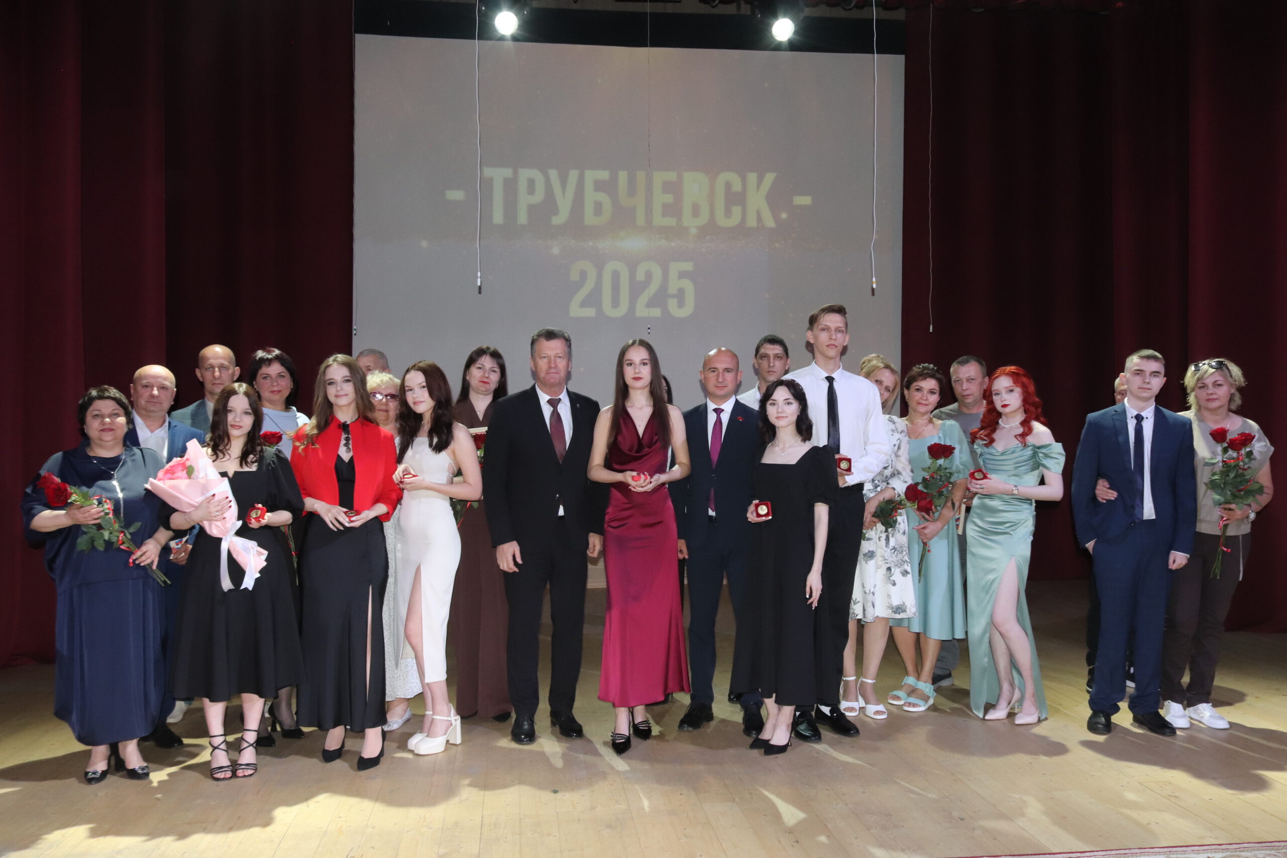 В Трубчевске чествовали «золотых» и «серебряных» выпускников-медалистов